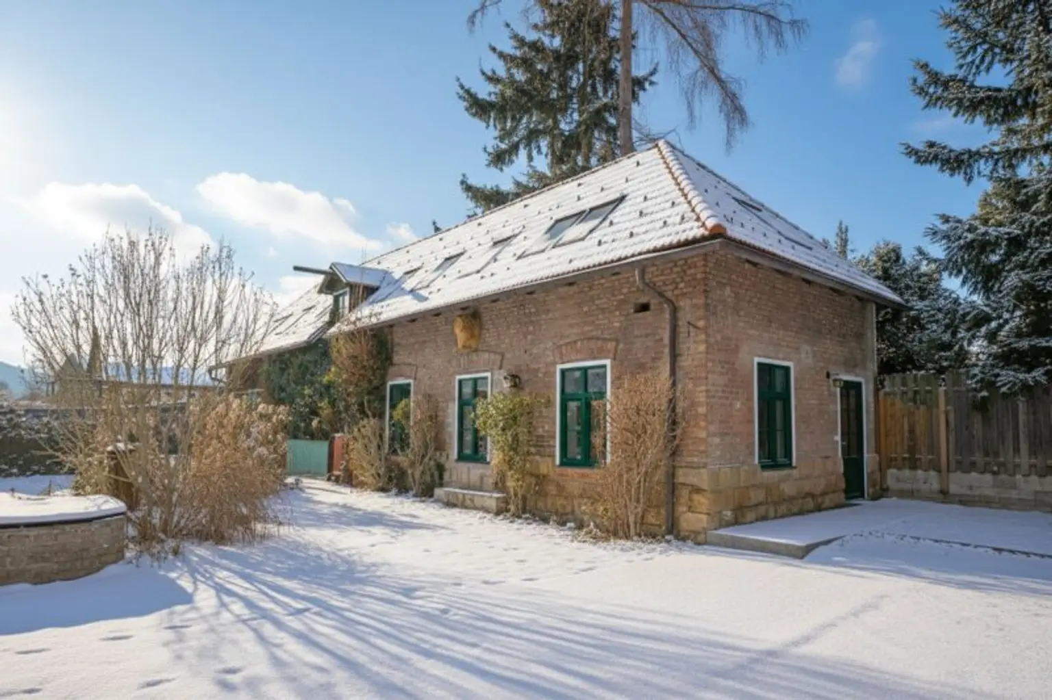 Südostseitige Ansicht vom Garten aus