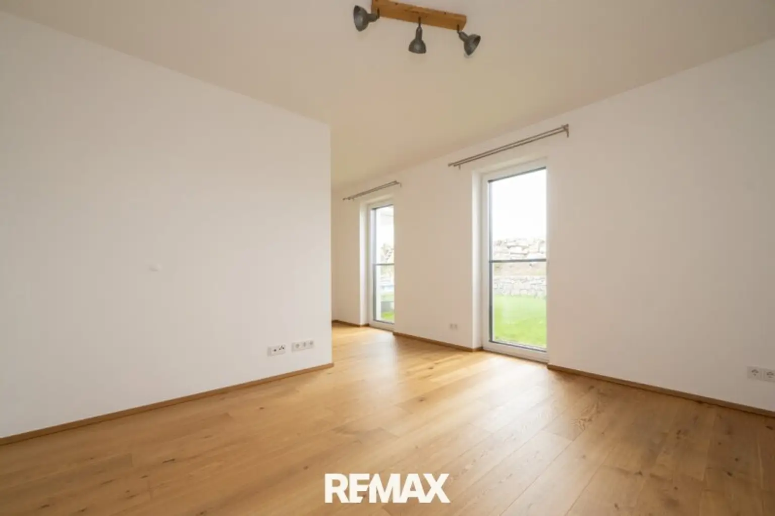 Schlafzimmer mit angrenzendem Büro und/oder Ankleide-/Schrankzimmer