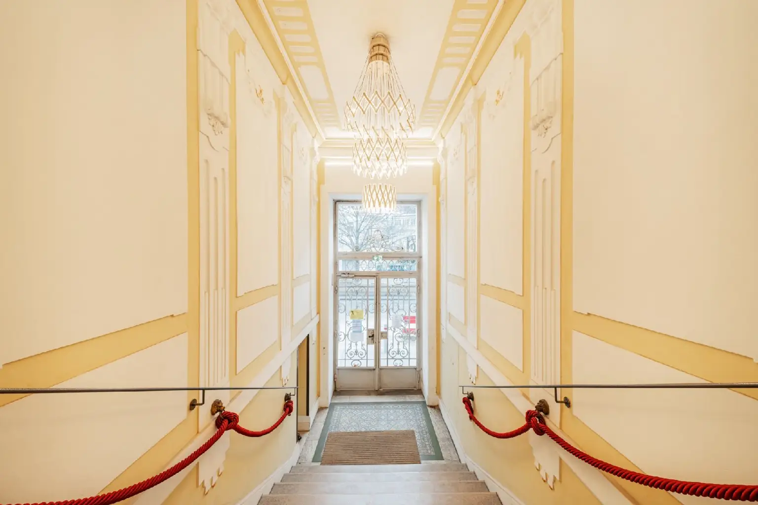 Vollmöblierte Luxus Altbauwohnung gegenüber Palais Liechtenstein