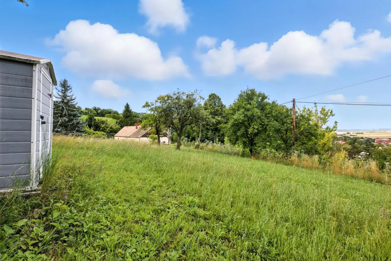 Sonniges Grundstück in grüner Ruhelage – Unverbaubar und ideal für Ruhesuchende!