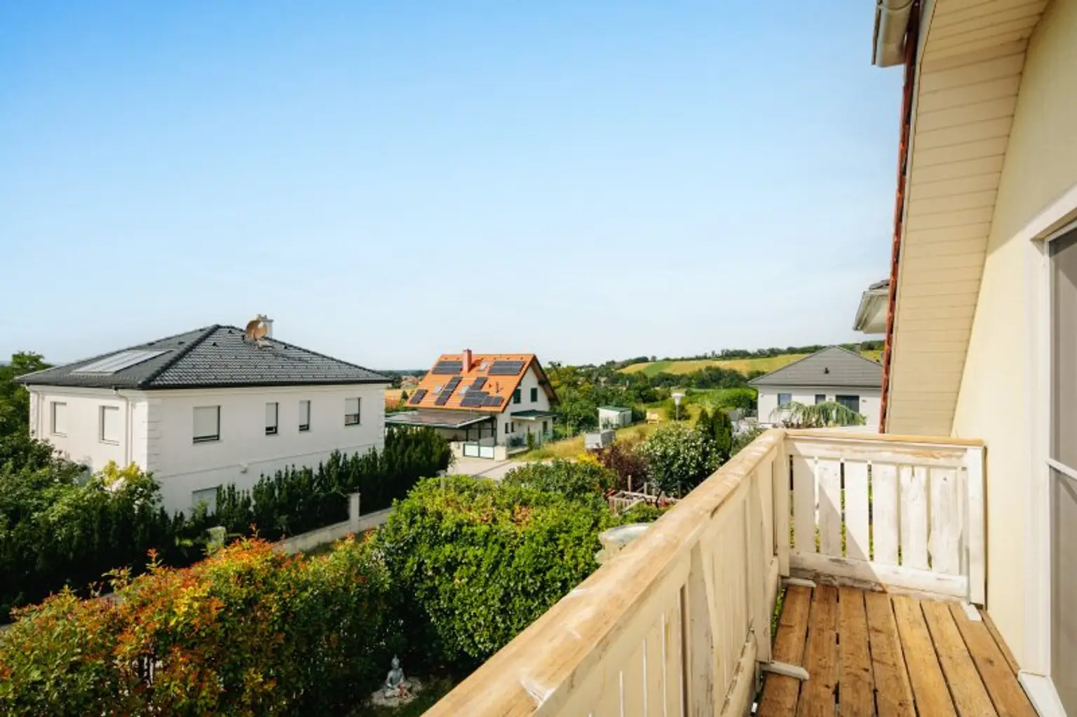 Balkon mit Blick zum Badesee