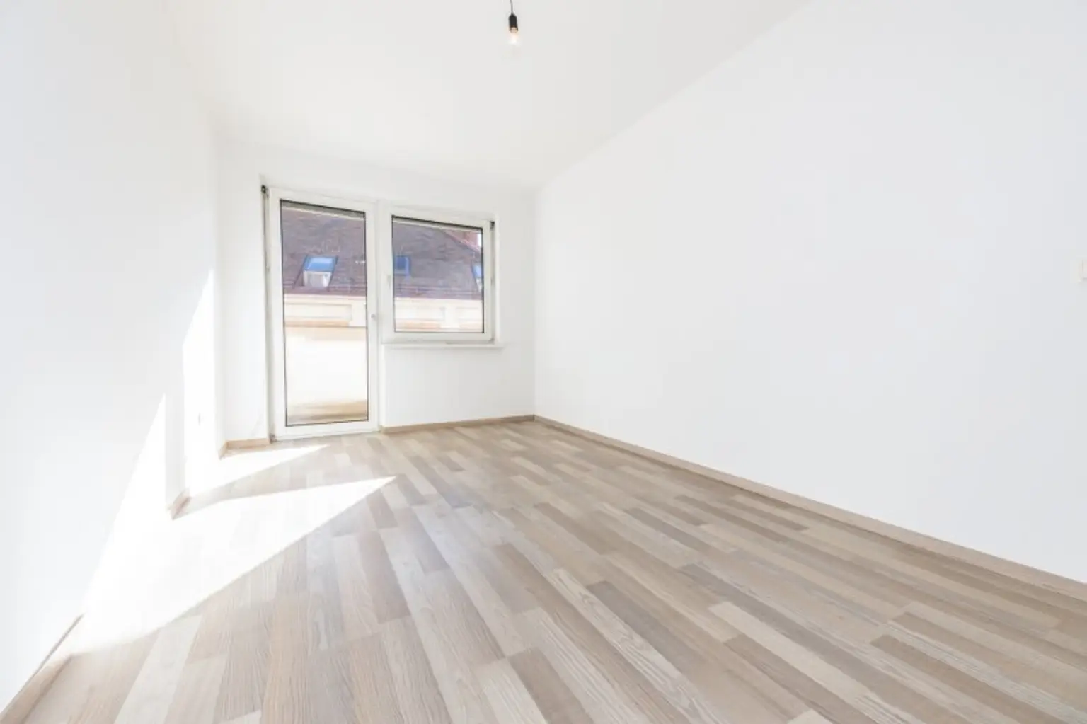 OHNE PROVISON I XXL-BALKON I TOP-SANIERT I 4 ZIMMER I LENDPLATZ I SEHR HELL I RUHIG I HAUSTIERE WILLKOMMEN I PARKPLATZ I PROJEKT WOHNEN I