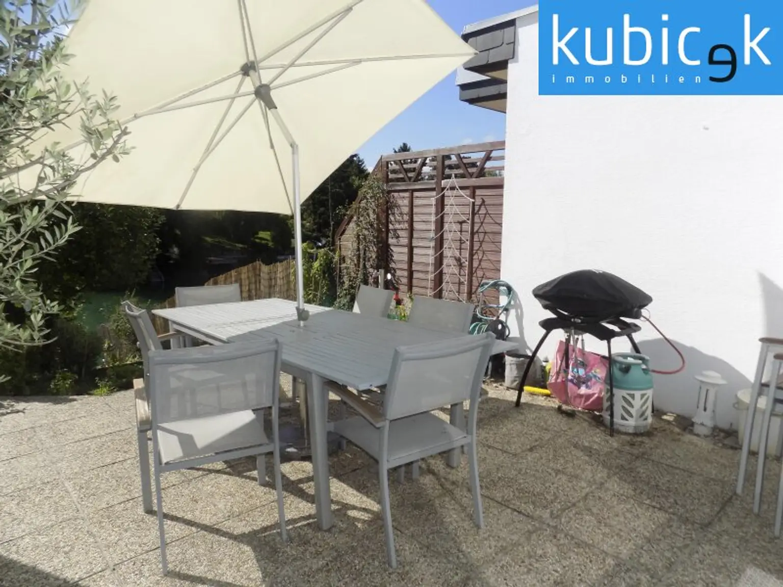 Moderner Sommer-Badebungalow mit direktem Wasserzugang auf Pachtgrund
