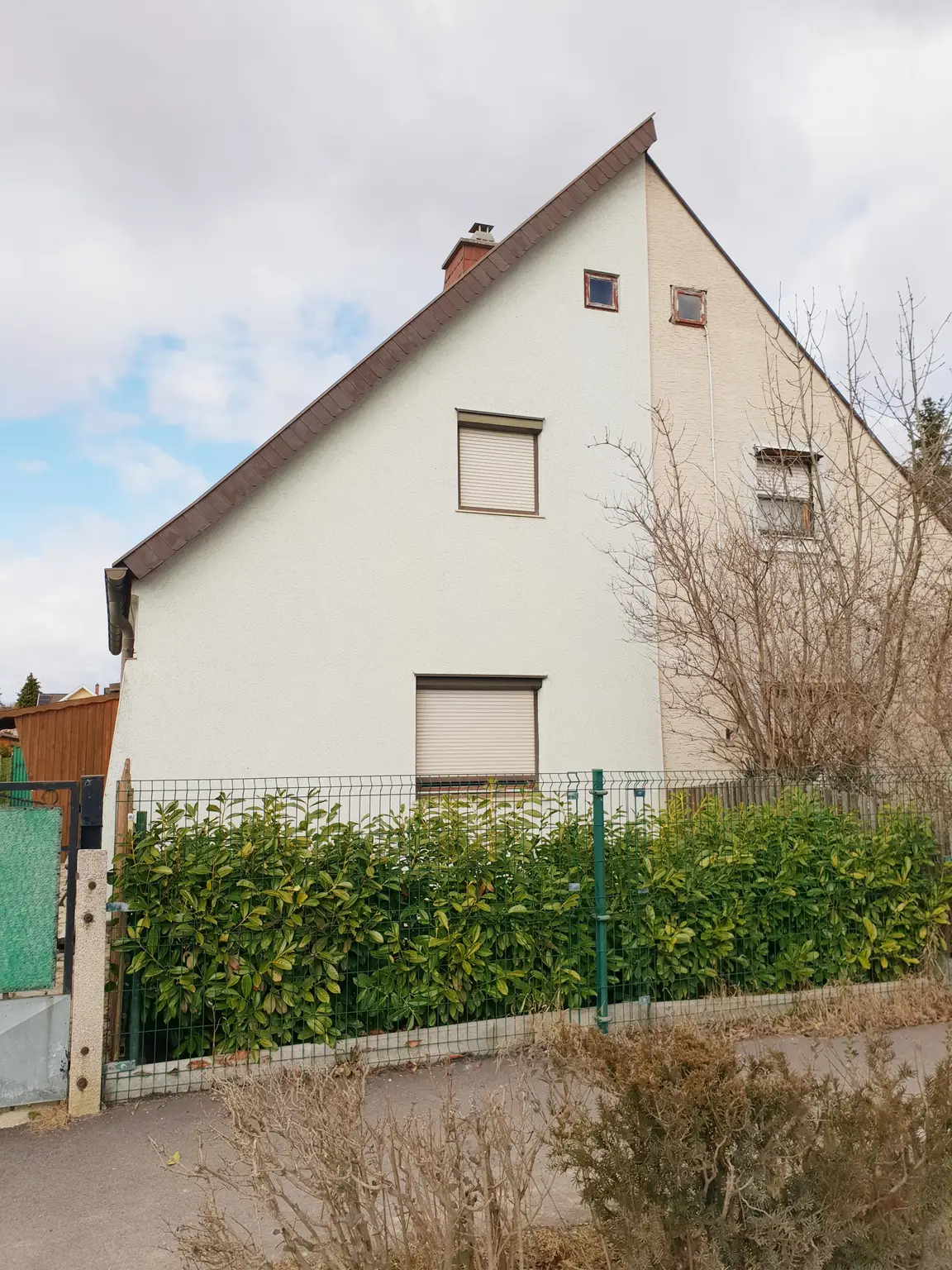 Sanierungsbedarf - Doppelhaushälfte mit Garten + Nebengebäude!!