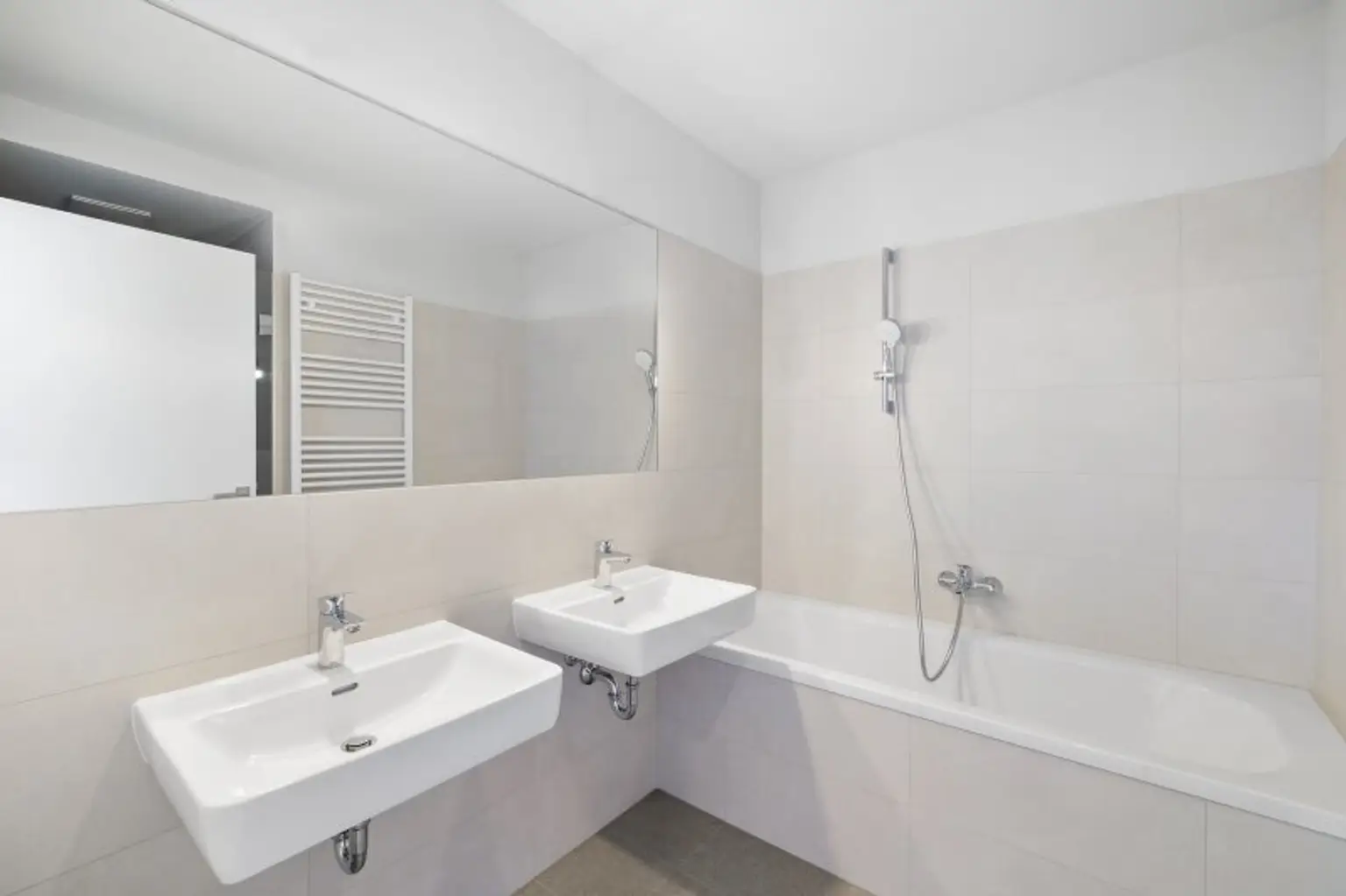 4-Zimmer-Dachgeschosswohnung (Massivbauweise) mit Terrassen in generalsaniertem Altbau