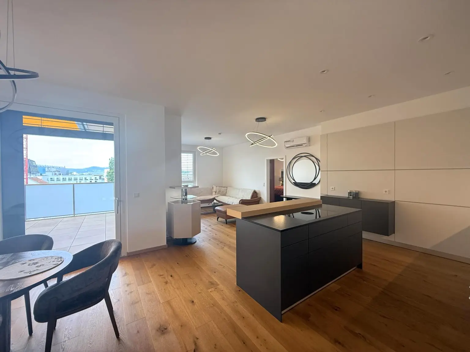 Luxus Penthouse mit Outdoor-Jacuzzi wird komplett möbliert vermietet // Luxury penthouse with outdoor Jacuzzi available for rent, fully furnished //