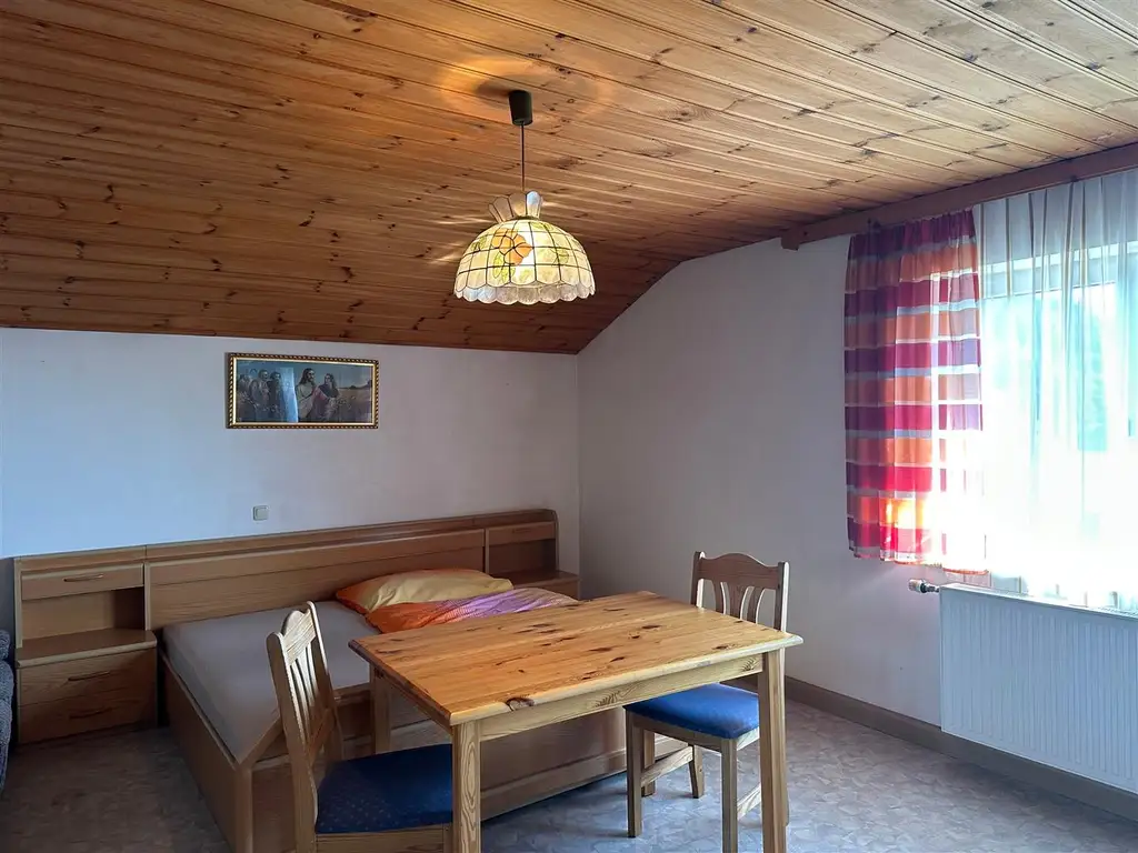 Einfamilienhaus mit Nebengebäude in ruhiger Lage