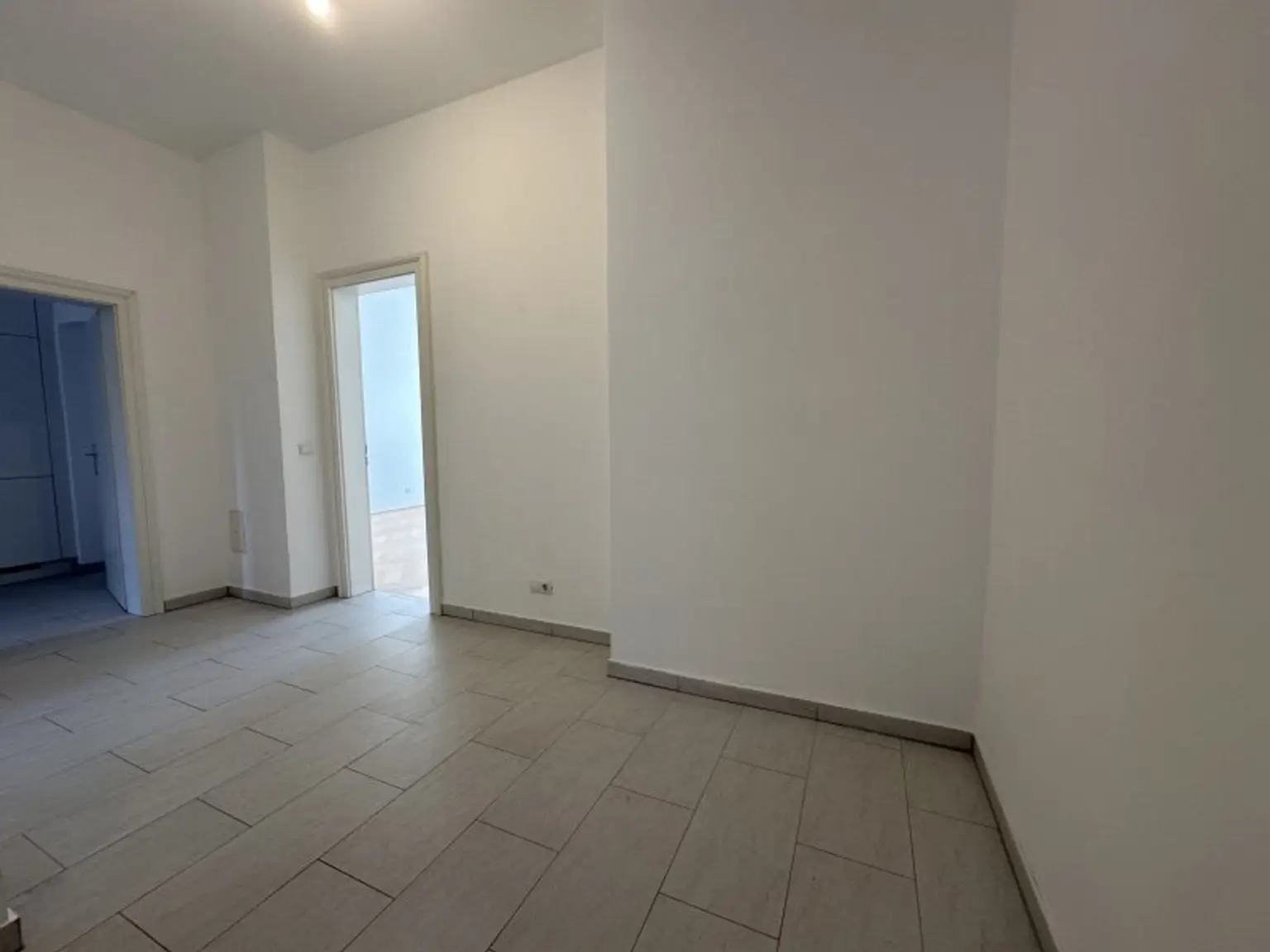 AKH-NÄHE, LAZARETTGASSE, sonnige 68 m2 Altbau, 2 Zimmer, Wohnküche, Wannenbad, Parketten, SAT/TV, 3. Liftstock, MED-UNI-Wien