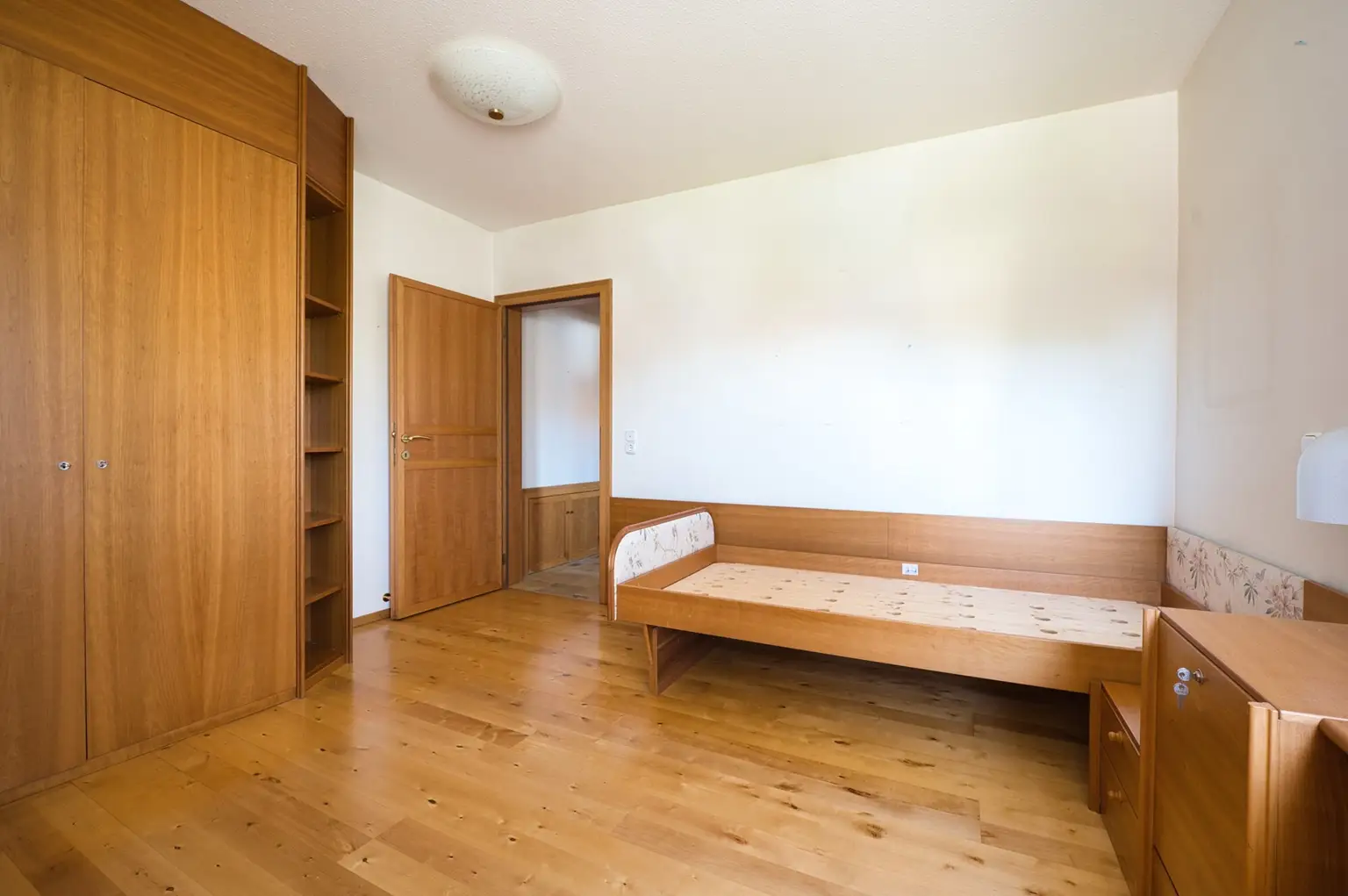 Exklusivität und Privatsphäre pur auf 2.610 m2 Grundfläche! Von der Terrasse in den Schwimmteich.