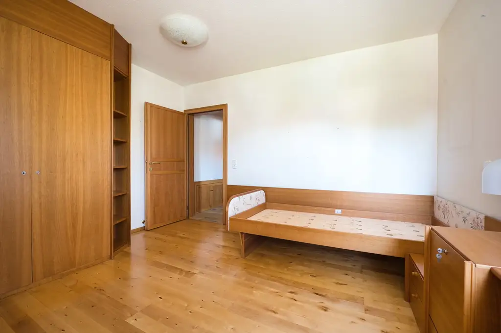 Exklusivität und Privatsphäre pur auf 2.610 m2 Grundfläche! Von der Terrasse in den Schwimmteich.