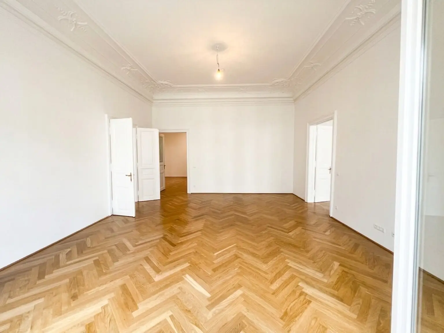 Prunkvolle Altbau-Wohnung im repräsentativen Haus / Wonderful apartment in a representative building