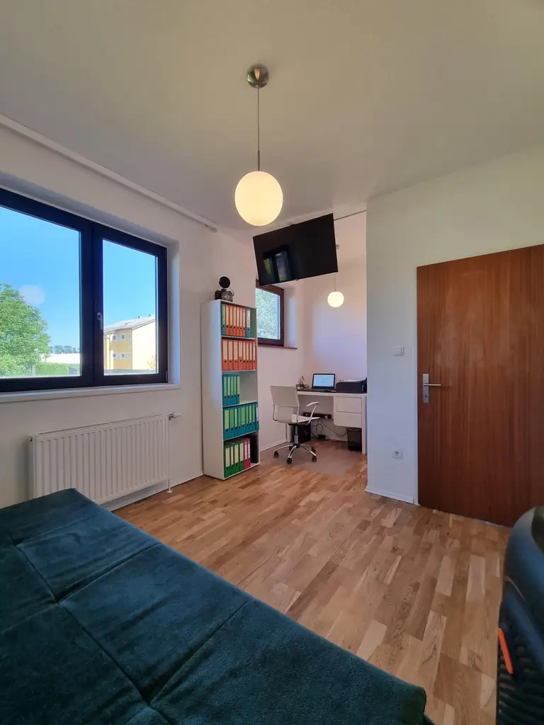 LIEBEVOLLER BUNGALOW MIT GEPFLEGTEM GARTEN IN TRAUMHAFTER RUHELAGE