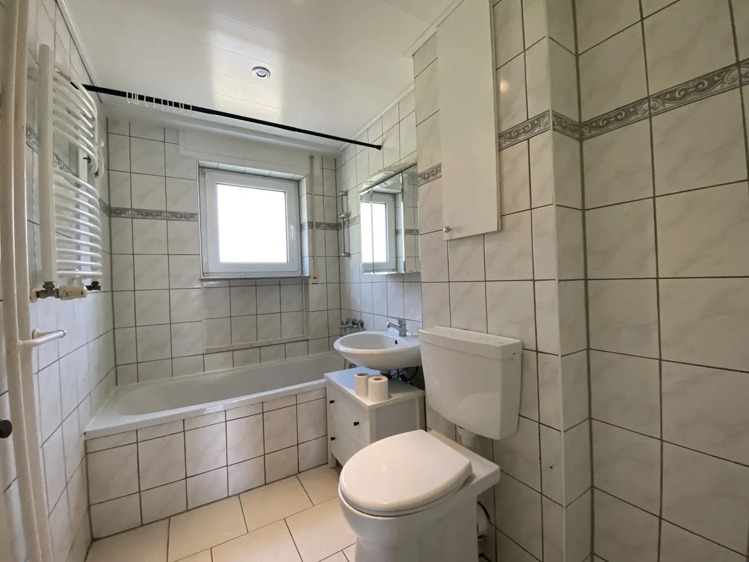 Tageslichtbad mit Wanne