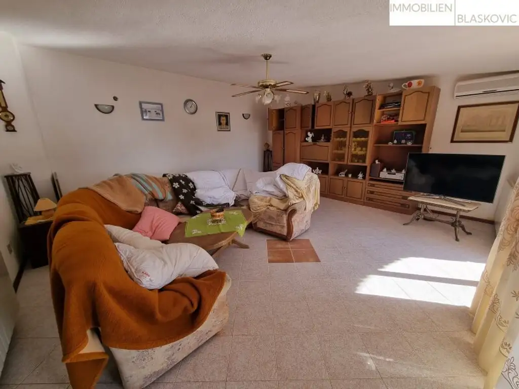 Steinhaus mit drei separaten Wohneinheiten und wunderbarem Meerblick - Kastelir-Labinci