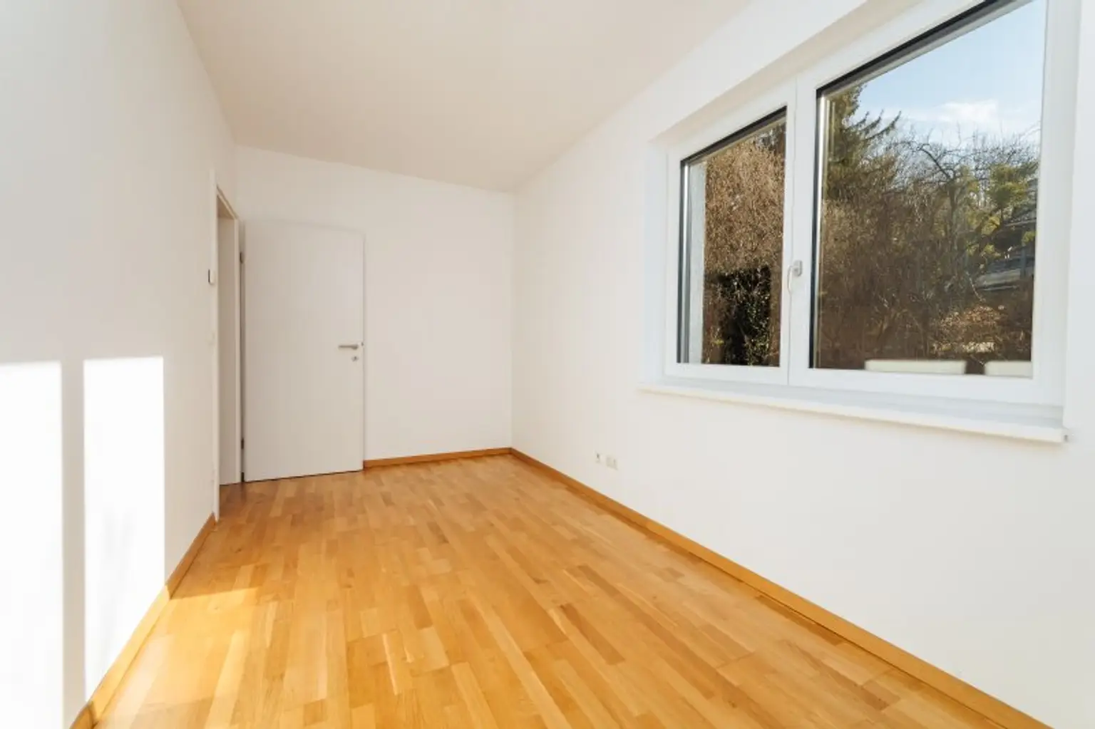 EXKLUSIVER NEUBAU I AM FUßE DES RUCKERLBERGS I SÜD-BALKON I TIEFGARAGE I DIREKT AM LEONHARDBACH I IDYLLISCH I SACKSTRAßE AB SOFORT I