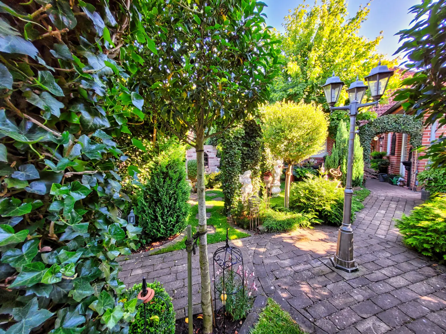 Einfamilienhaus mit traumhafter Gartenanlage in Niederlangen!