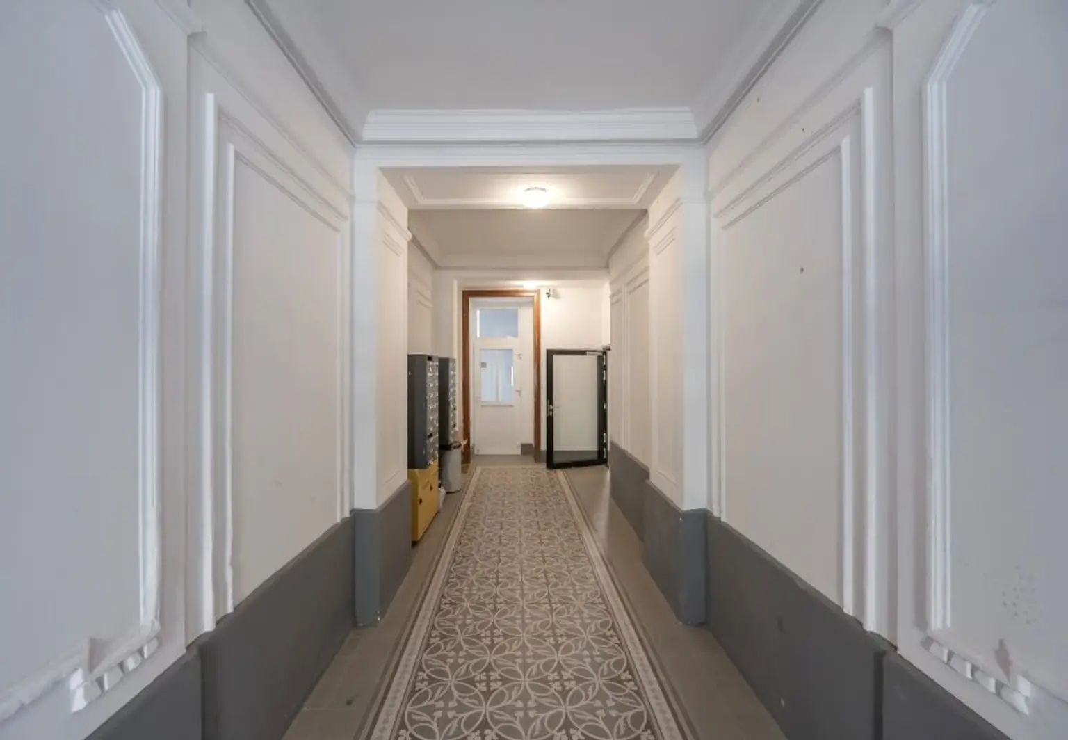 ++NEU++ Renovierungsbedürftige 4-Zimmer Altbauwohnung im Erdgeschoss!