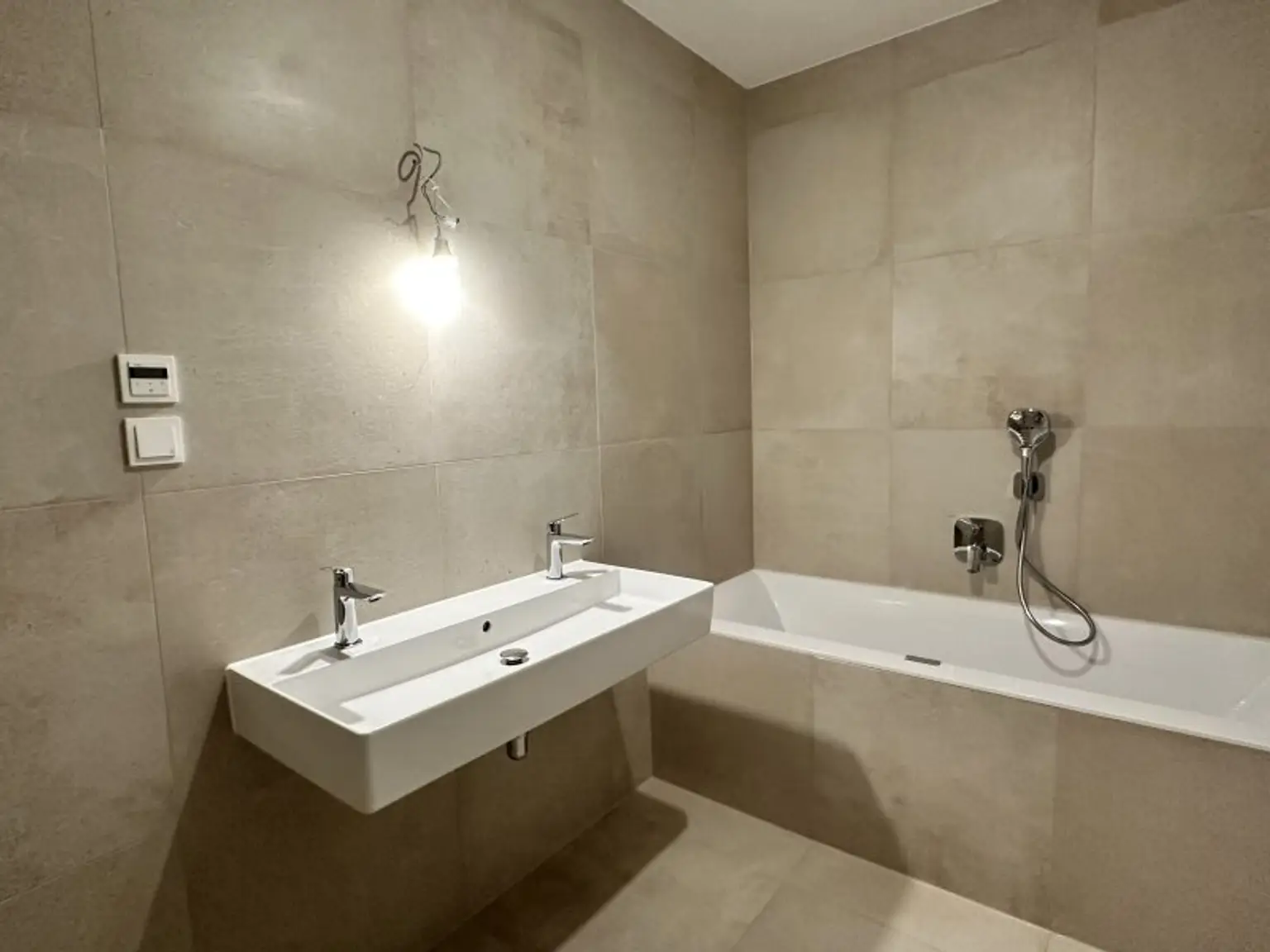 Ihr hochwertiger Erstbezug in U1 Nähe! 2 Terrassen, 2 Badezimmer! Inkl. moderne Markenküche! Provisionsfrei für den Käufer