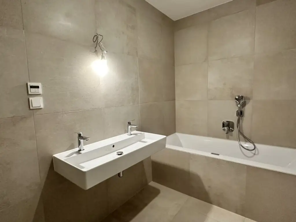 Ihr hochwertiger Erstbezug in U1 Nähe! 2 Terrassen, 2 Badezimmer! Inkl. moderne Markenküche! Provisionsfrei für den Käufer