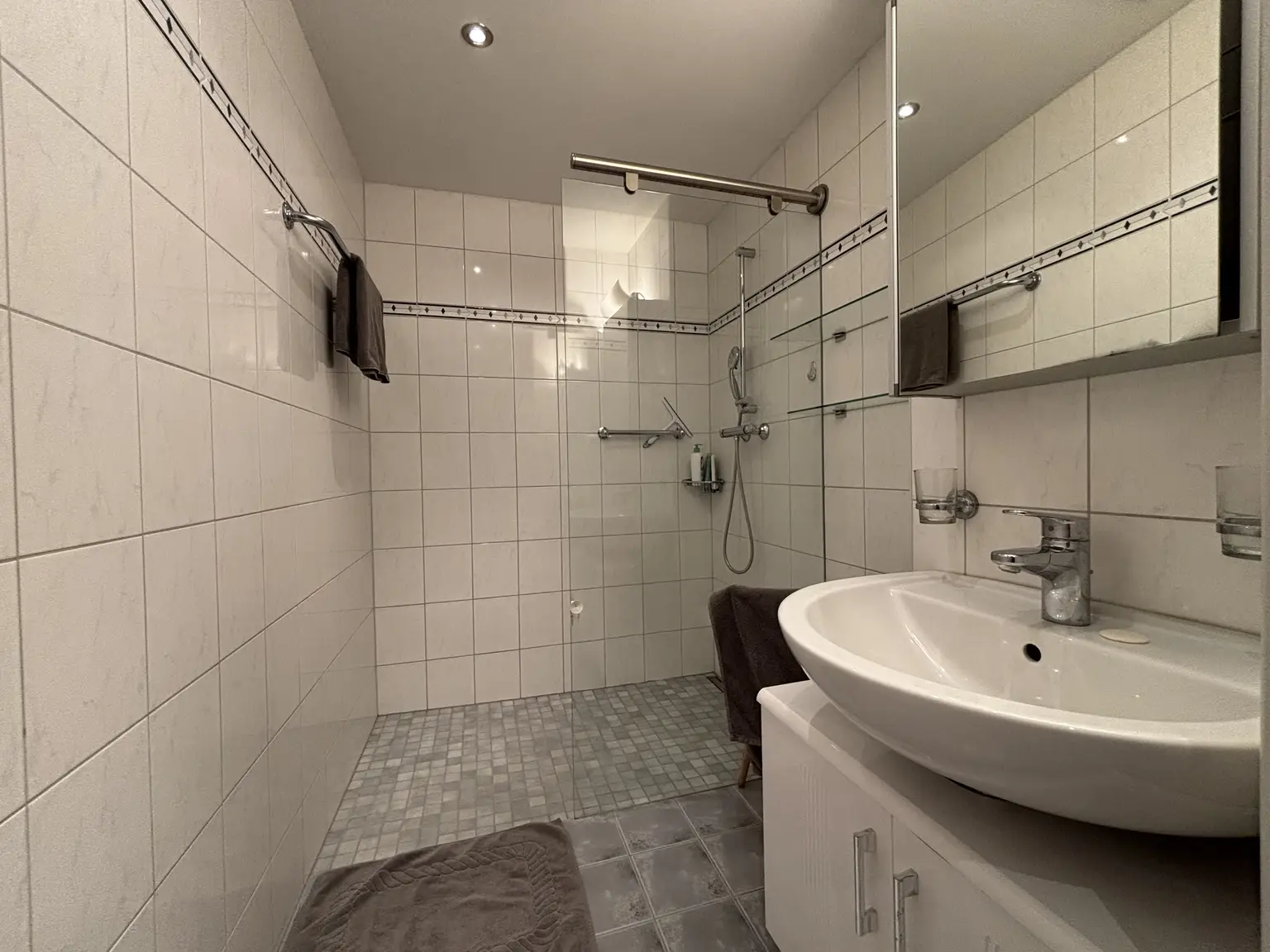 Foto 7 - Bild Badezimmer 2.jpeg