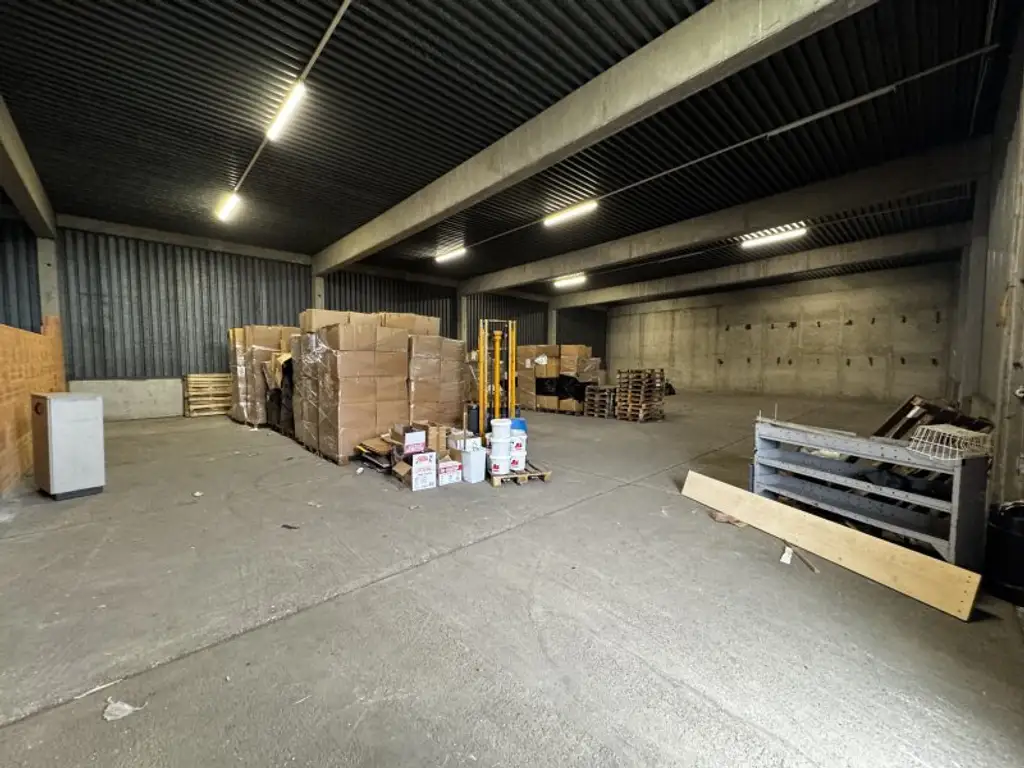 Moderne Halle mit 4 m Höhe und LKW-Zufahrt – ca. 355,5 m² im 21. Bezirk. Flexibel Nutzbar