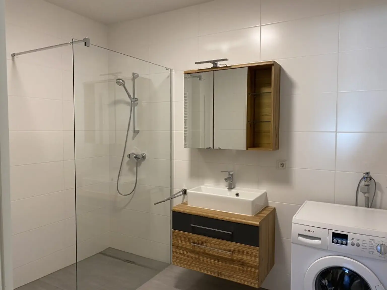 Sehr schöne , neue Mietwohnung, teilmöbliert