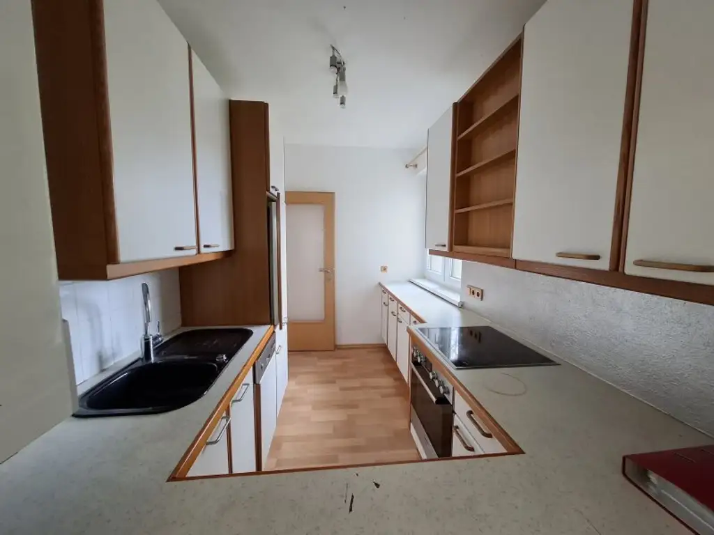 GEMÜTLICHE und HELLE  4 Zimmer-WOHNUNG - LOGGIA -LIFT