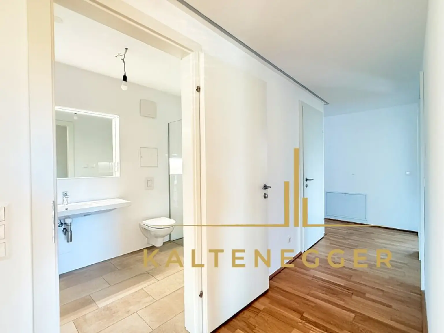 Bad, dahinter WC; rechts Schlafzimmer 1 + 2