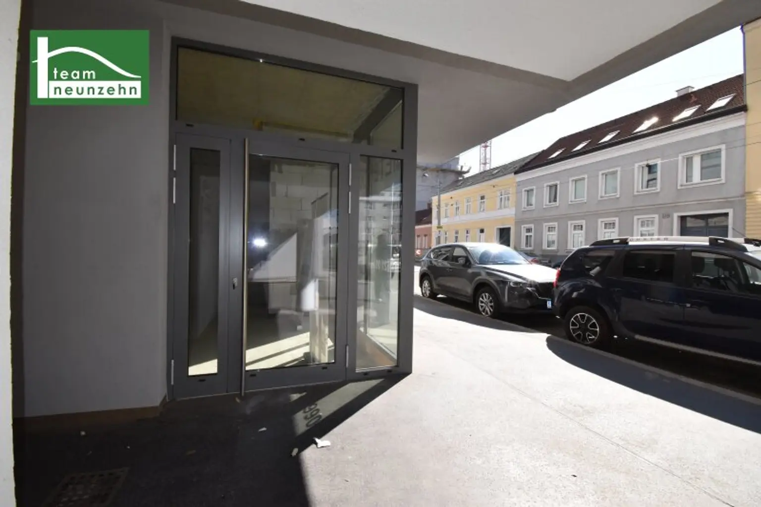 Fenster und Eingang bei der Donaufelder Straße! Vielseitig nutzbare Praxis/Ordination/Gastronomie/Einzelhandel in Toplage nahe Kagraner Platz. - WOHNTRAUM