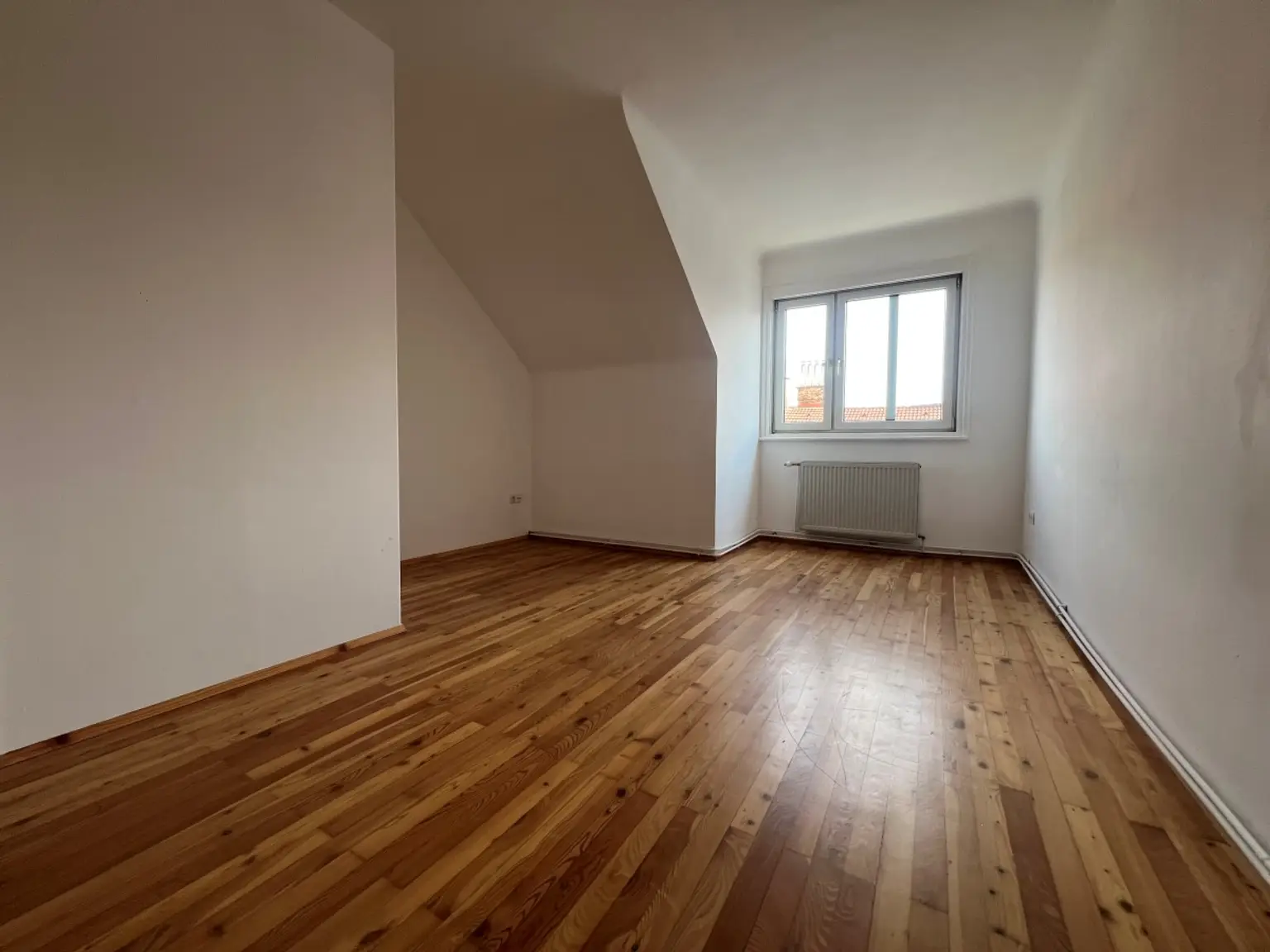 9 | HELLE und RUHIGE Wohnung - ZWEI Zimmer im DG | Prima Service Immobilien