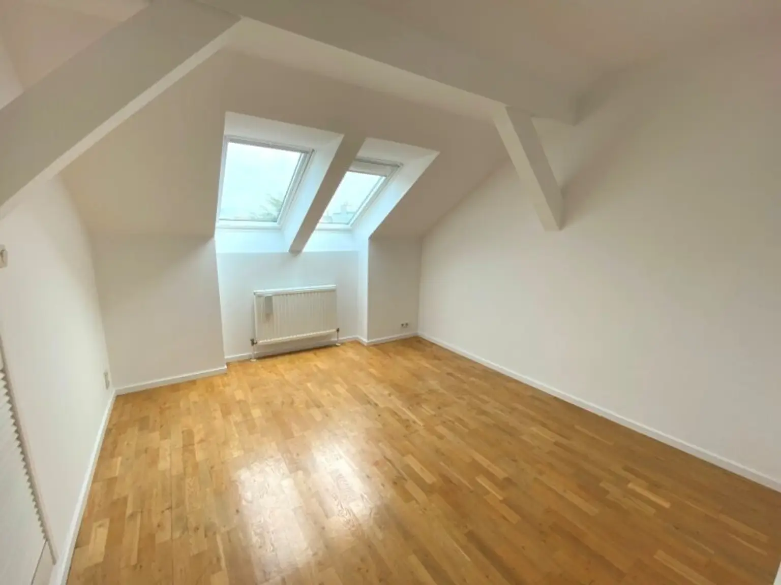 Nur ca. € 4.200 pro m² - 3 Zimmer DG-Wohnung  -  2 Gehminuten zur U3 Station Johnstraße