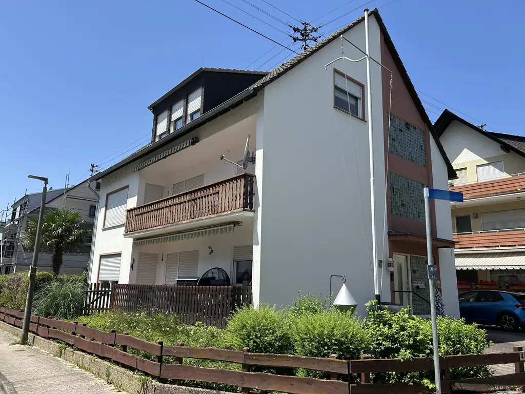 Gepflegtes Dreifamilienhaus mit Balkonen und solider Vermietung in Sankt Sebastian