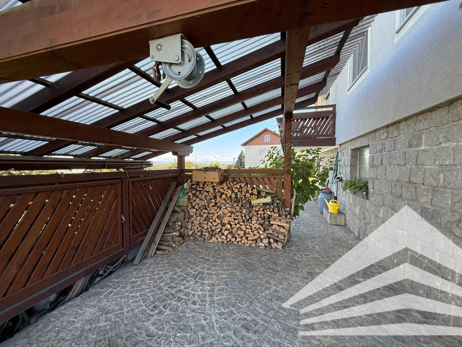 Großzügiges Mehrfamilienhaus in schöner Aussichtslage in Abwinden! 2 Garagen Plus Carport!