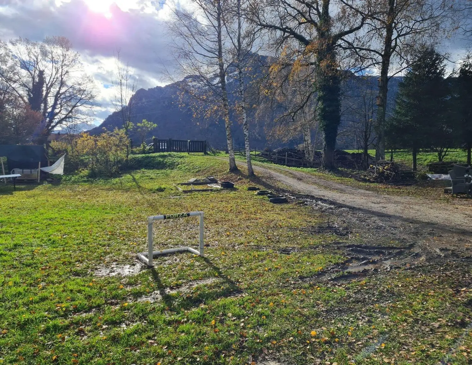 Freizeitgund mit Wald Wiese und fischteich