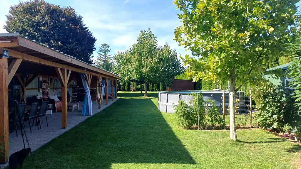 Vollkomfort Einfamilienhaus mit Pool, Sonnenterrasse und großem Garten