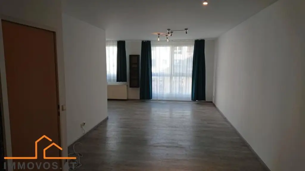 Drei Zimmer Wohnung ++ Loggia