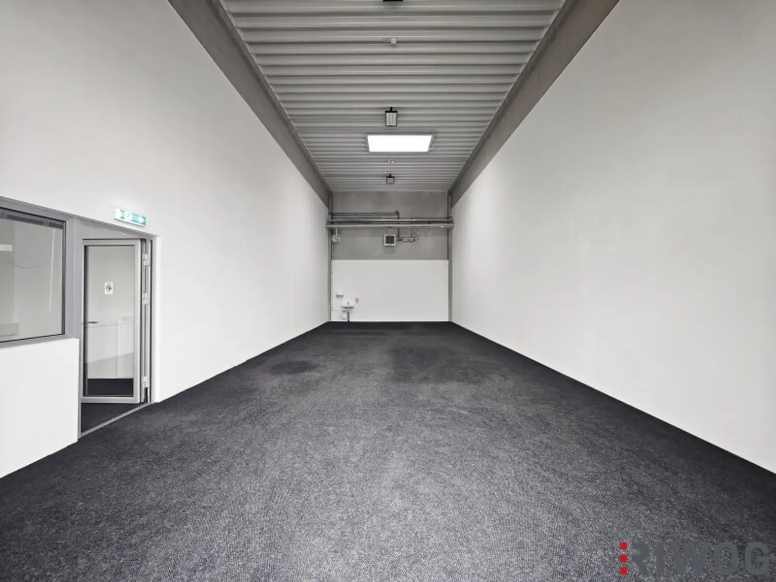 Beidseitig andienbare Lager- und Produktionshalle (ca. 286 m²) mit Büro- und Aufenthaltsräumen