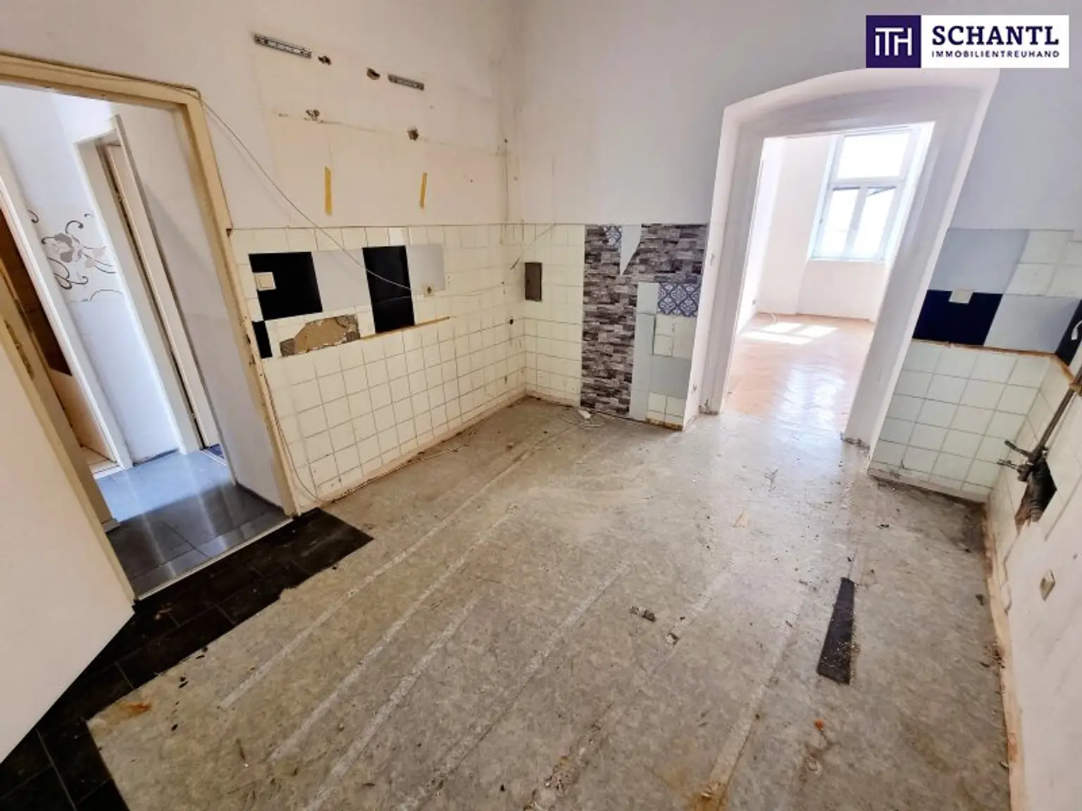 Das Haus trägt Smoking, die Wohnung wartet noch auf ihr Kleid! Renovierungsbedürftige Altbauwohnung mit toller Raumaufteilung + Traumhaft schönes Haus + Perfekte Infrastruktur und Anbindung! Jetzt zugreifen!
