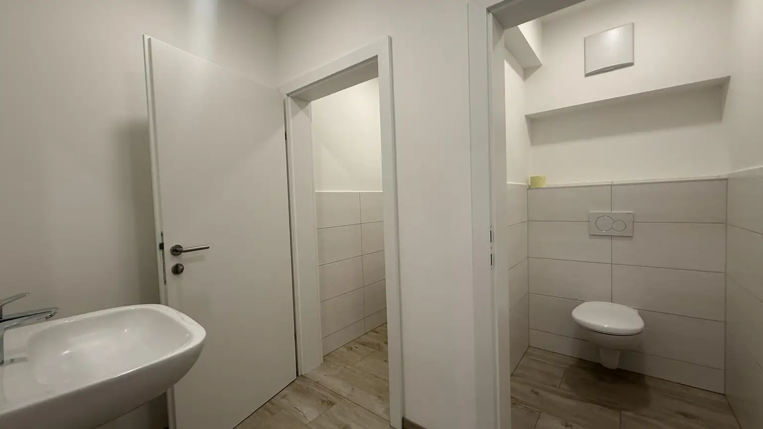 2 WC mit Vorraum und Waschbecken