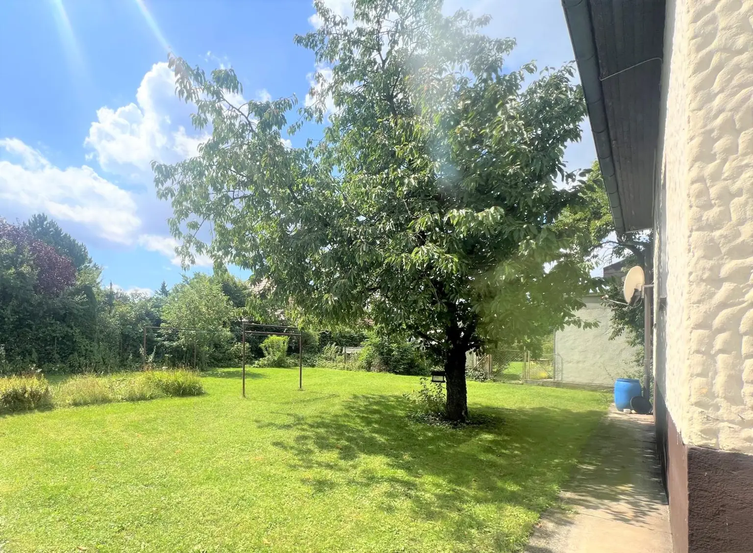 SEHR GEPFLEGTES HAUS IN SCHÖNER LAGE