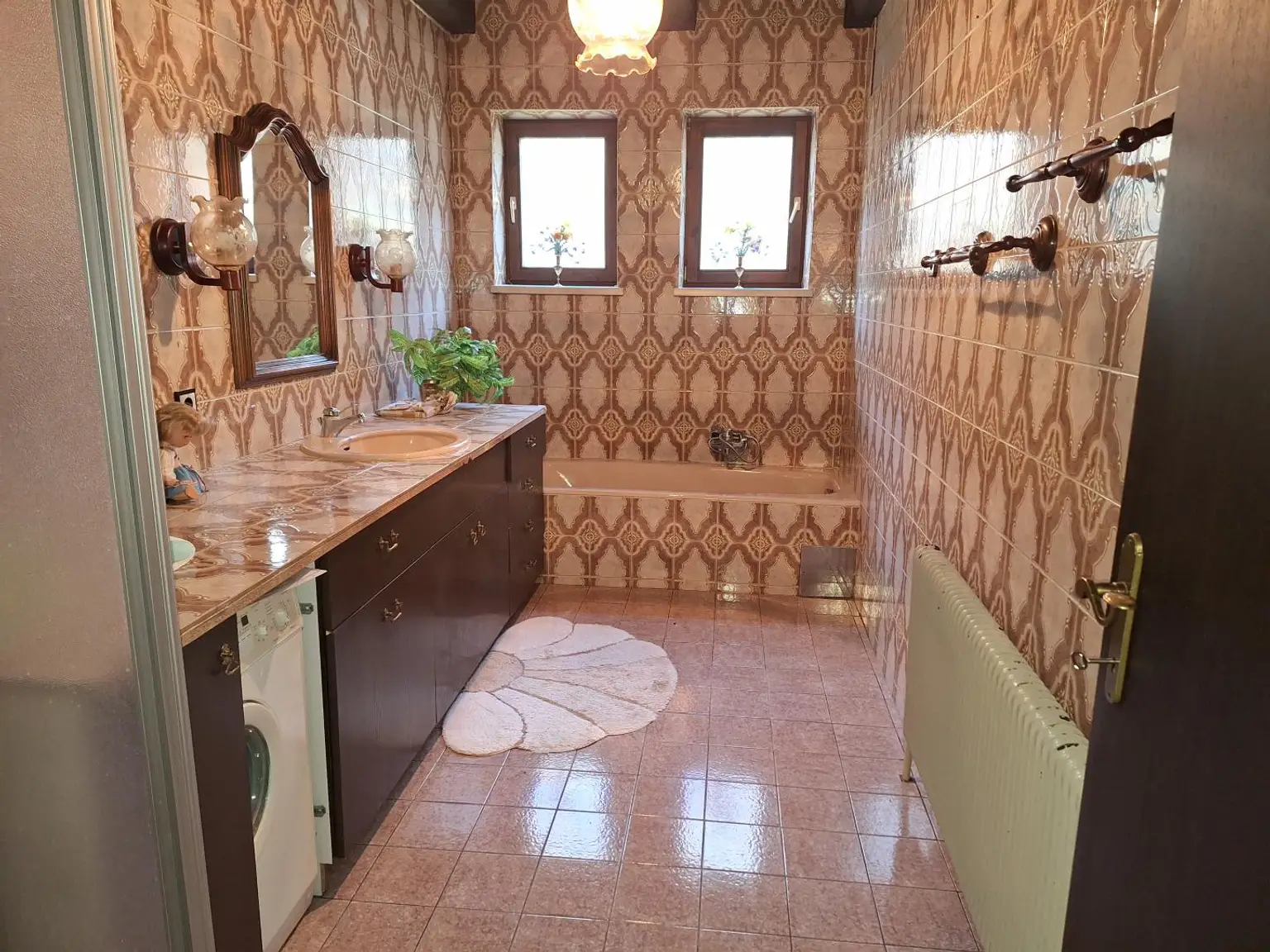 Absolut ruhig gelegen Villa mit überdachtem Pool, direkt am Waldrand auf 2.003 m² Grundstück.