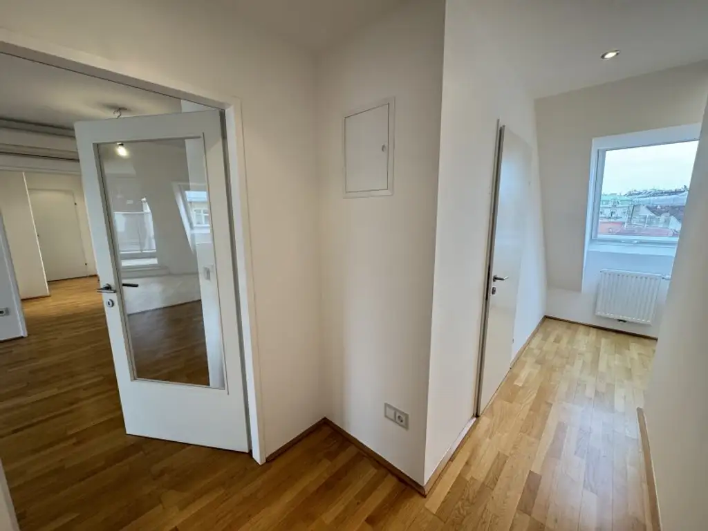 Exklusive Dachgeschoßwohnung mit Terrasse beim Stadtpark - Ab sofort verfügbar!