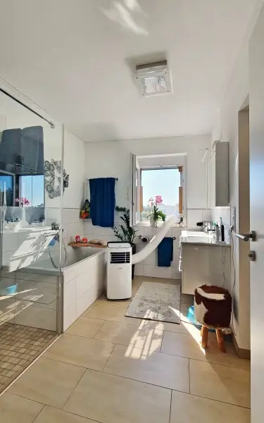 Badezimmer mit Wanne und Walk-In-Dusche