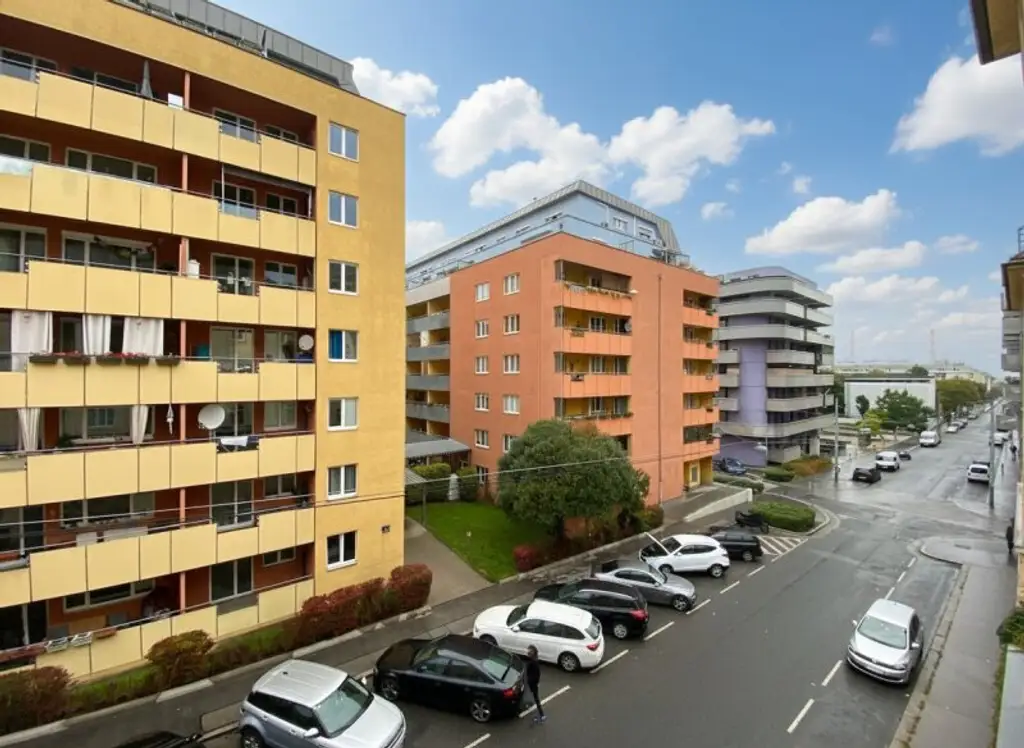3 Zimmer-Wohnung ZUM SANIEREN, HELL und RUHIG!