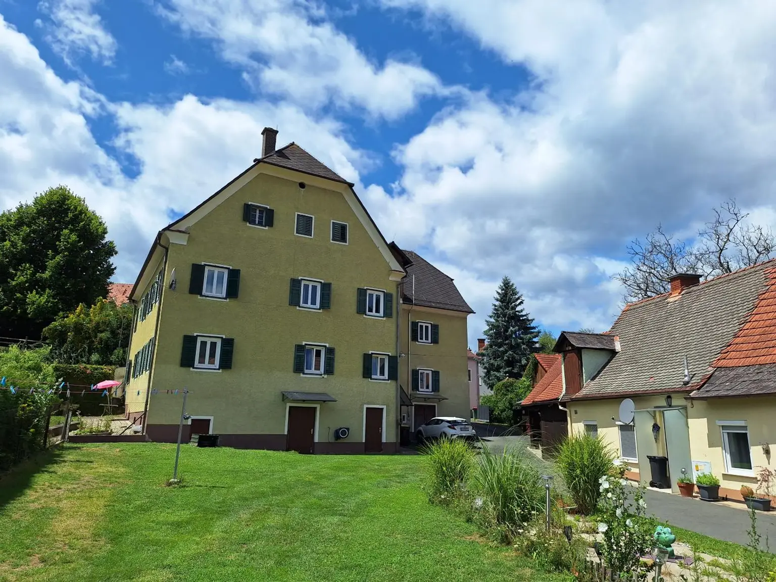 Altehrwürdiges Zinshaus mit Nebengebäuden - Deutschfeistritz