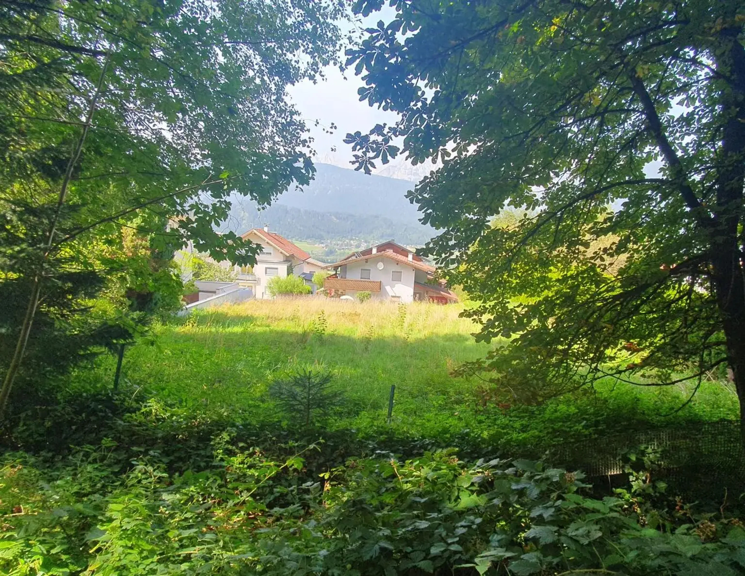Baugrundstück am Waldrand von Weer