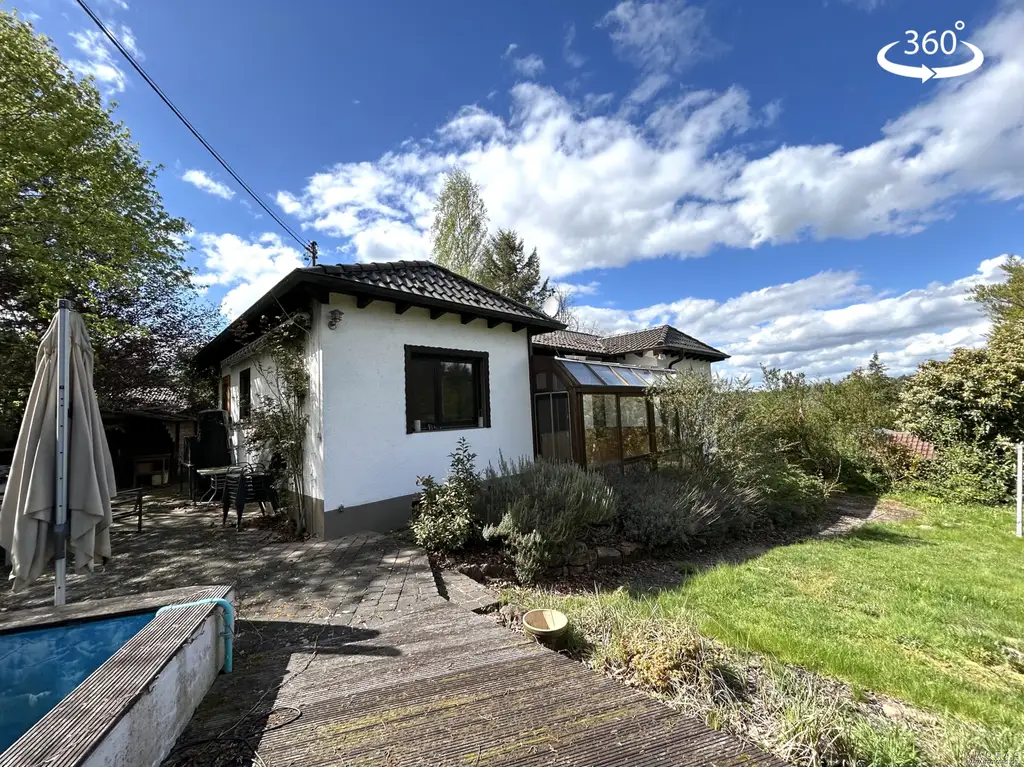 Charmanter Bungalow mit Gartenparadies und vielseitigem Nutzungspotenzial