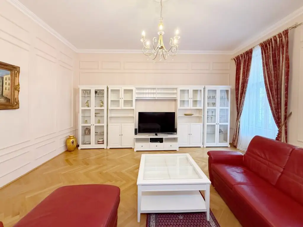 Fully furnished apartment - within walking distance to the 1st district, also available for short-term rentals.