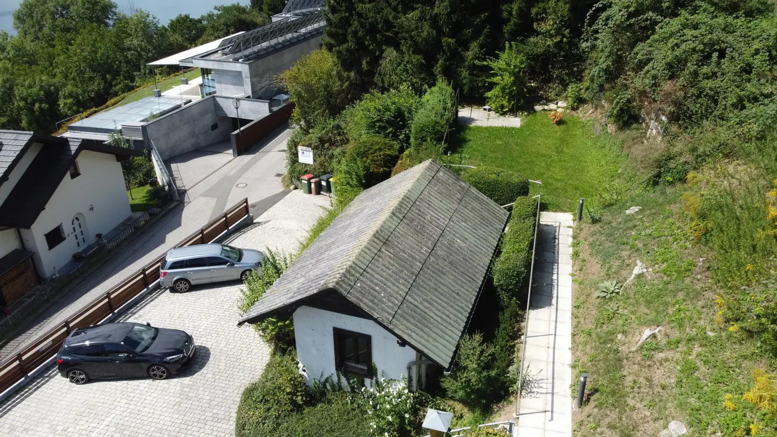Parkplatz und Garten