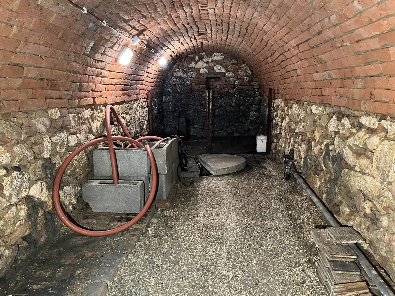 ca. 9 m langer gewölbter Erdkeller mit Brunnen
